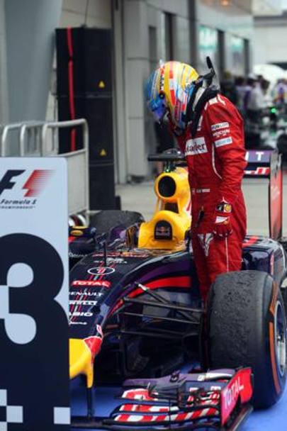 Anche la Red Bull di Vettel è oggetto della curiosità dello spagnolo. LaPresse